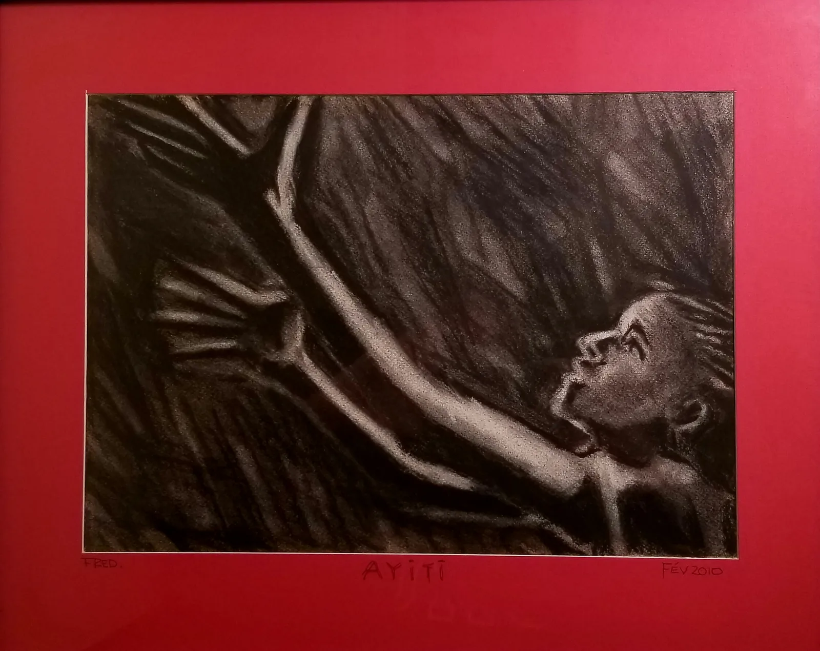 Dessin au fusain sur fond sombre, monté sur carton rouge : une figure allongée, bras levé, le visage tourné vers la lumière. Titré Ayiti, février 2010.