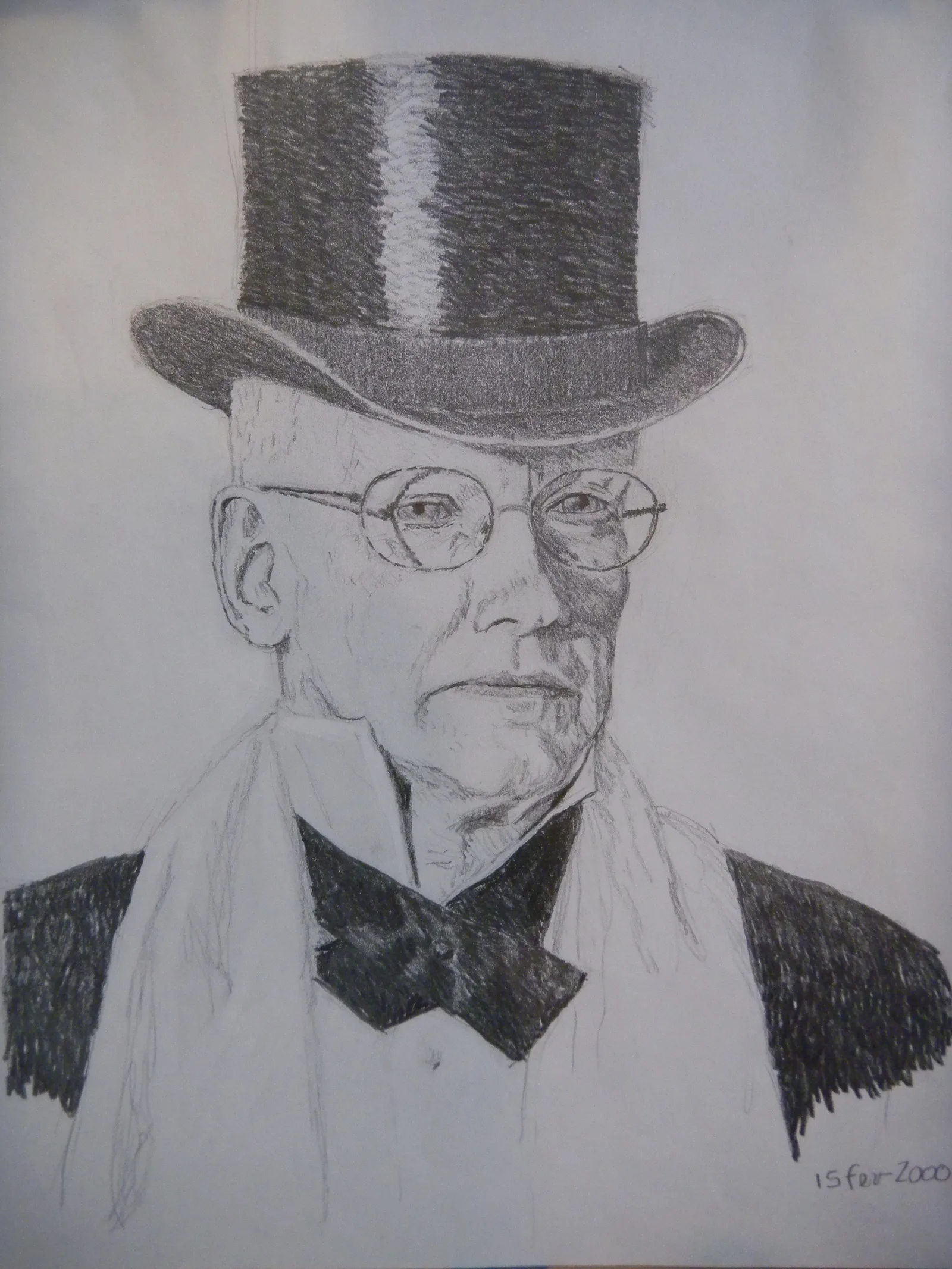 Dessin au fusain : un homme âgé en chapeau haut-de-forme, lunettes rondes et lavallière, de trois quarts. Signé 15 février 2000.